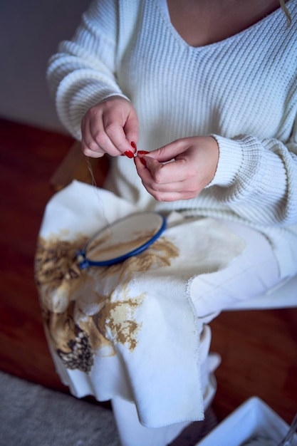 Osoba haftująca kwiatowy wzór